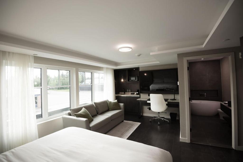 The Reid Hotel Vanderhoof Exterior photo